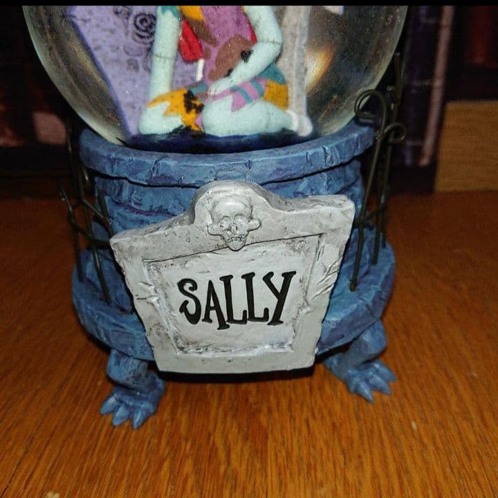 ディズニー ナイトメアービフォアクリスマス スノードーム サリー