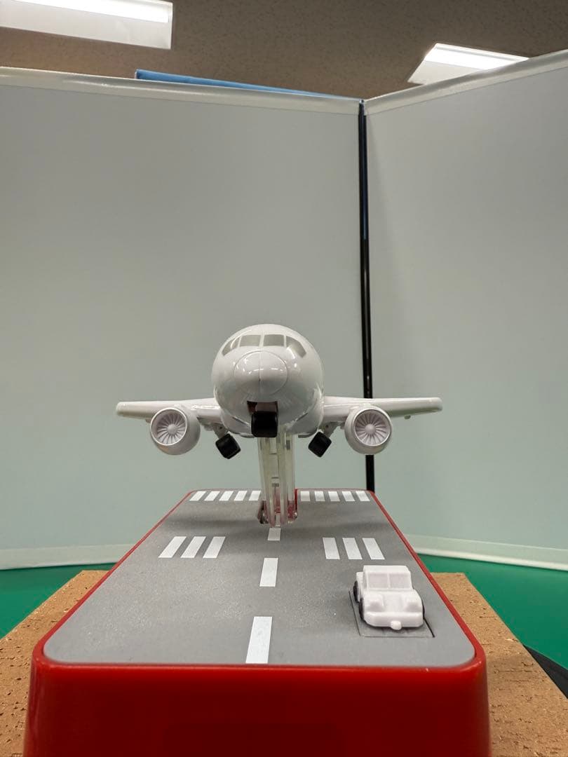 美品新品未開封！希少　飛行機貯金箱 JAL Ver.タイヤの収納が本当に綺麗です