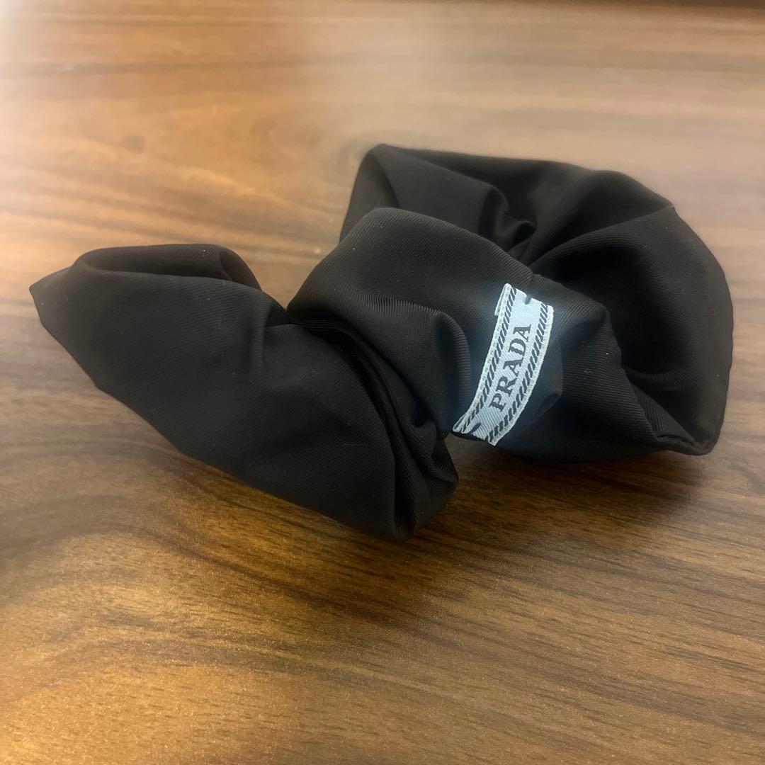 PRADA ベルベットシュシュ