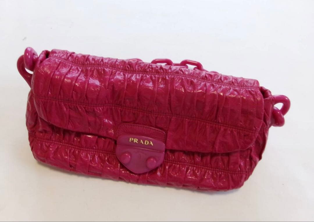 美品 プラPRADA パテントレザー プラスチックチェーン ショルダーバッグ