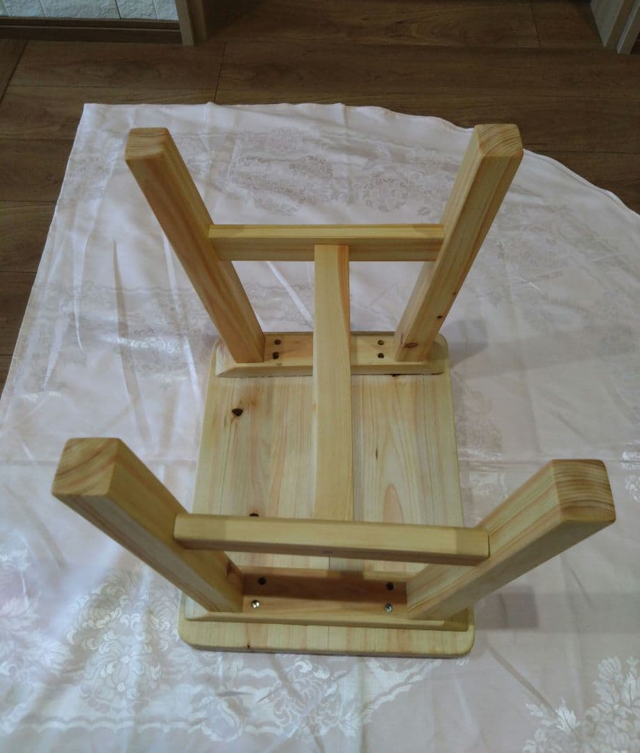 檜の椅子(89)　緑❕　座面を座りやすく削り上げ、つるつるに仕上げ❕