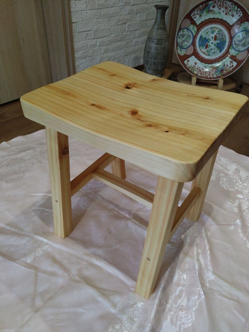 檜の椅子(89)　緑❕　座面を座りやすく削り上げ、つるつるに仕上げ❕