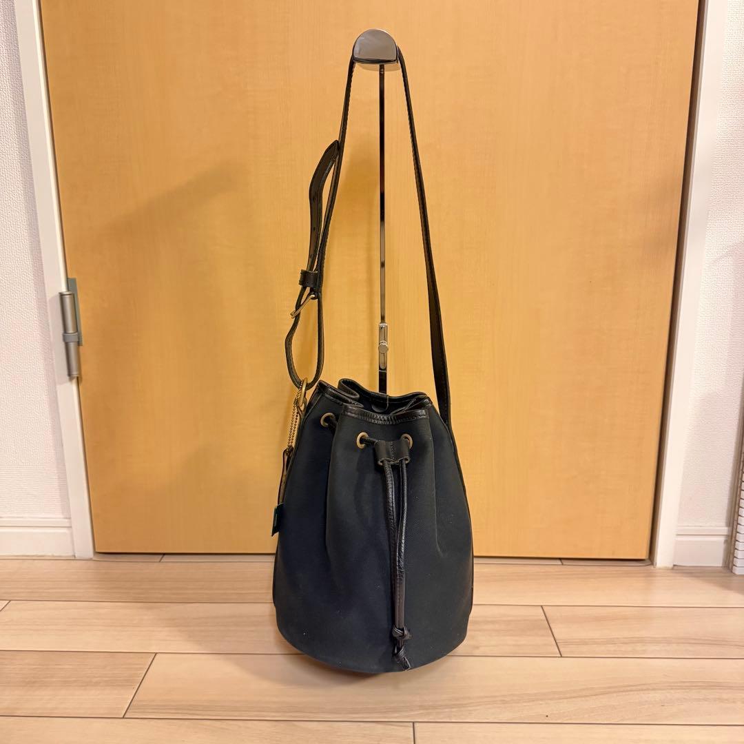 BRADY バケツ型ショルダーバッグ ブラック　Avon カルダー