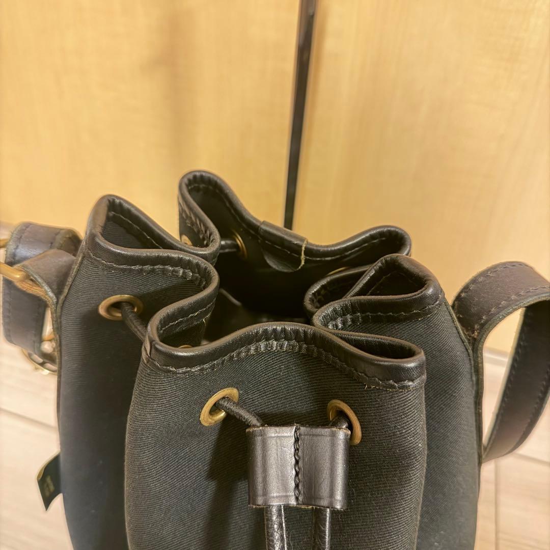 BRADY バケツ型ショルダーバッグ ブラック　Avon カルダー