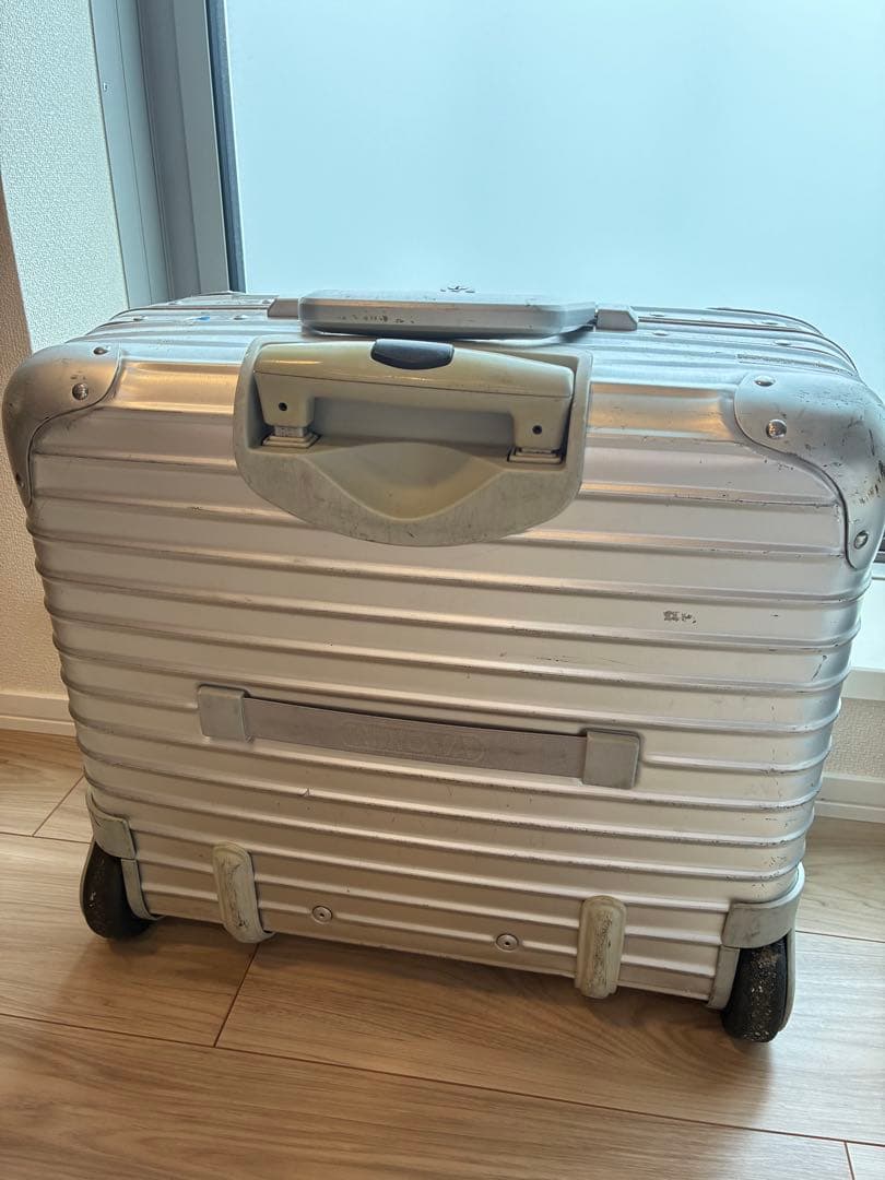 リモワ　シルバー　二輪スーツケース　機内持込可