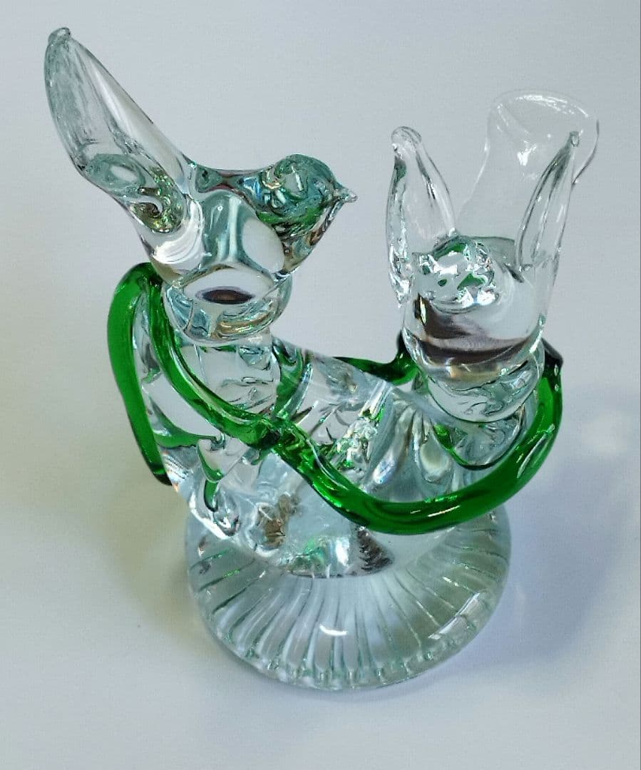 クリスタルガラスの鳥の置物 ２羽の鳥がさえずってます。角度を変えて写真撮ってます