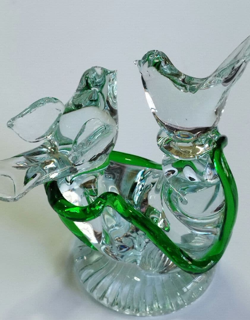 クリスタルガラスの鳥の置物 ２羽の鳥がさえずってます。角度を変えて写真撮ってます