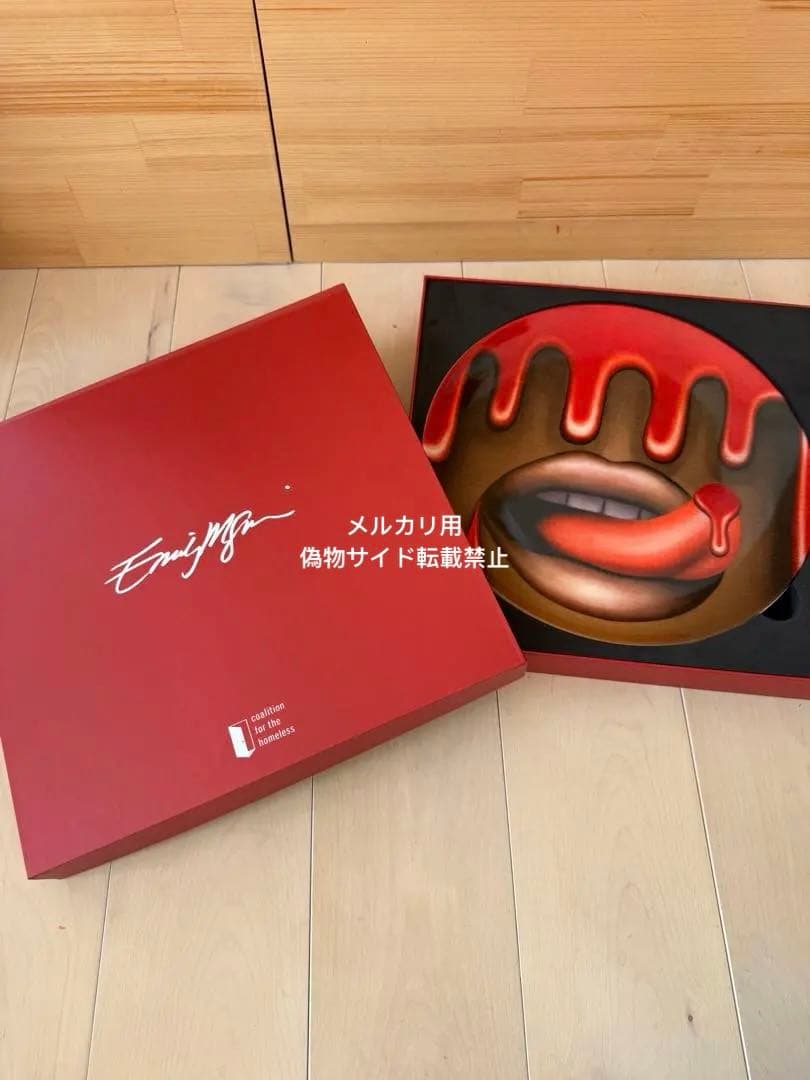 Emily Mae Smith「Live Forever」アーティストプレート