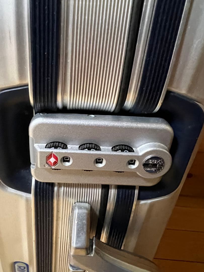 リモワRIMOWA シルバーインテグラル スーツケース 機内持ち込み