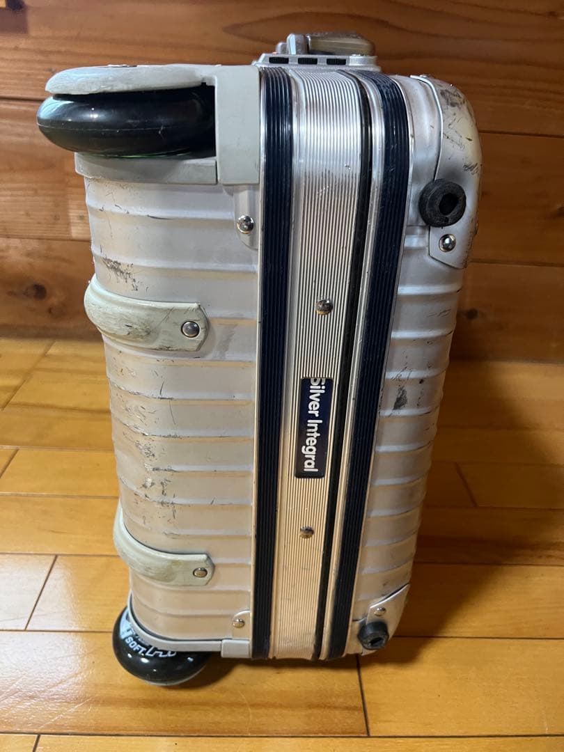リモワRIMOWA シルバーインテグラル スーツケース 機内持ち込み
