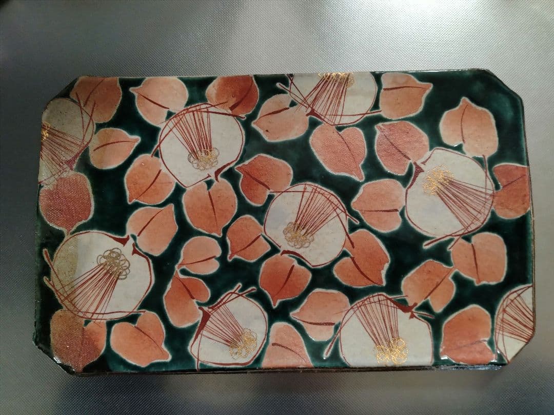 九谷焼　虚空蔵窯（石川県能美市）緑地に椿柄　角皿　縦約21.5cm　横約34cm