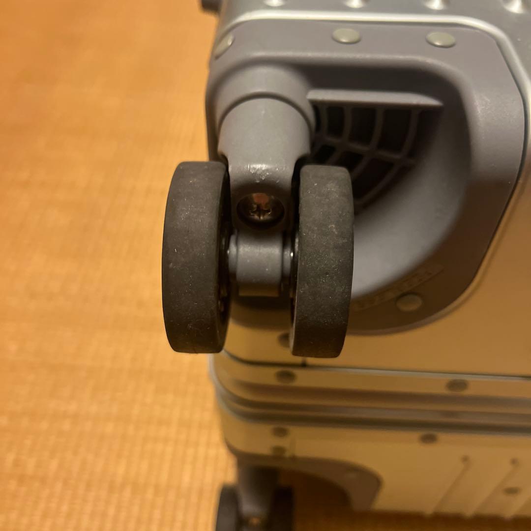 イノベーター アルミ スーツケース 70l