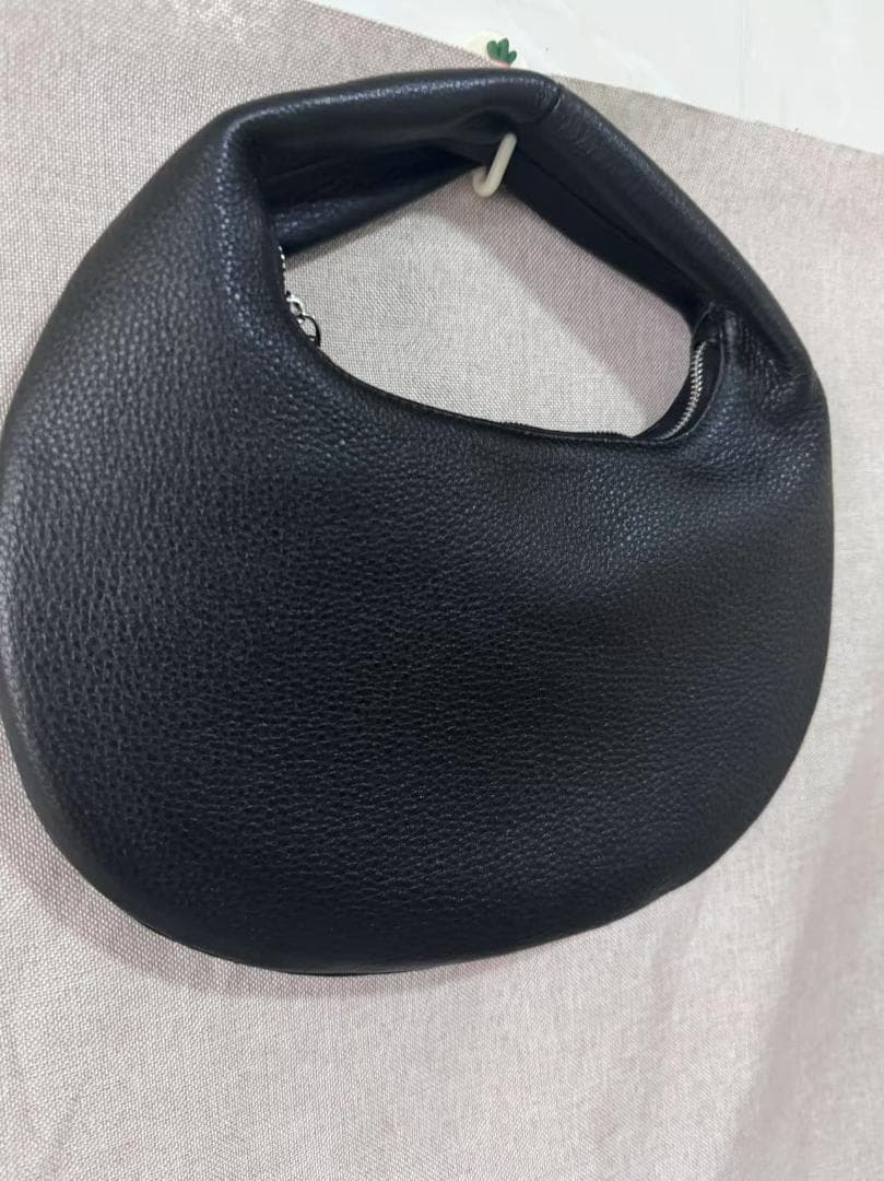 aeta 黒いレザー風ハンドバッグ 半月型 Mサイズ