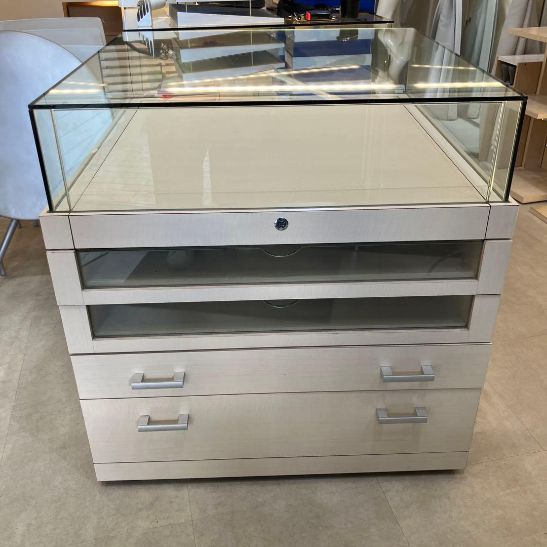 薄い木目色のガラスケース 引き出し付き