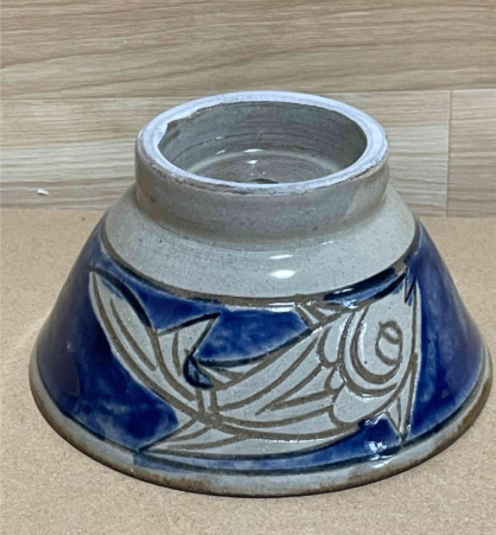 青と灰色の魚模様の茶碗