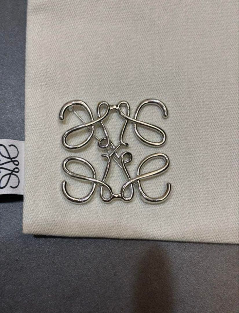 【期間限定価格】LOEWEアナグラムブローチ　シルバー