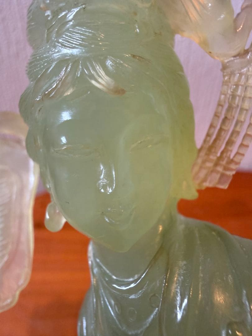 処分価格　翡翠 ？　天女　彫刻 とても美しい顔です。木製台座付き　欠けや割れ無し