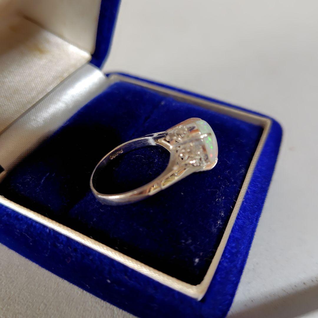 オパールの指輪です。