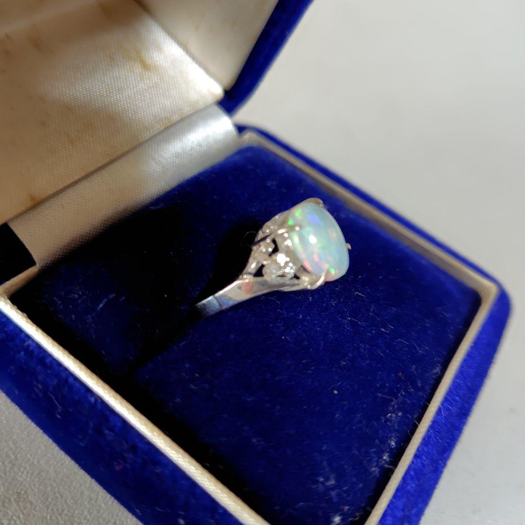 オパールの指輪です。