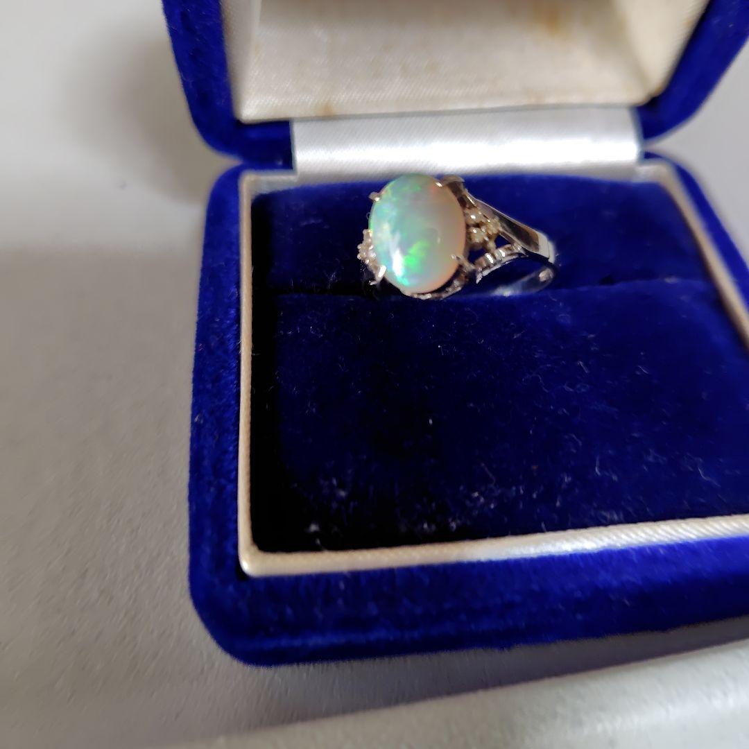 オパールの指輪です。