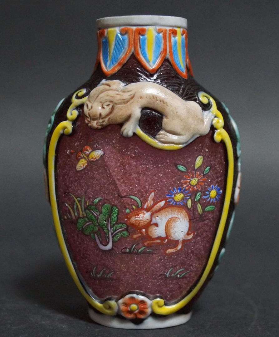 清 乾隆年製 在銘 鼻煙壷 被せガラス彫り窓絵『可愛らしい兎蝶々文』嗅ぎタバコ