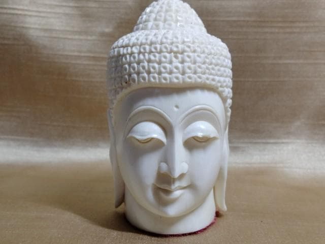 彫刻　仏頭　高さ7cm　まぶたに欠けあり