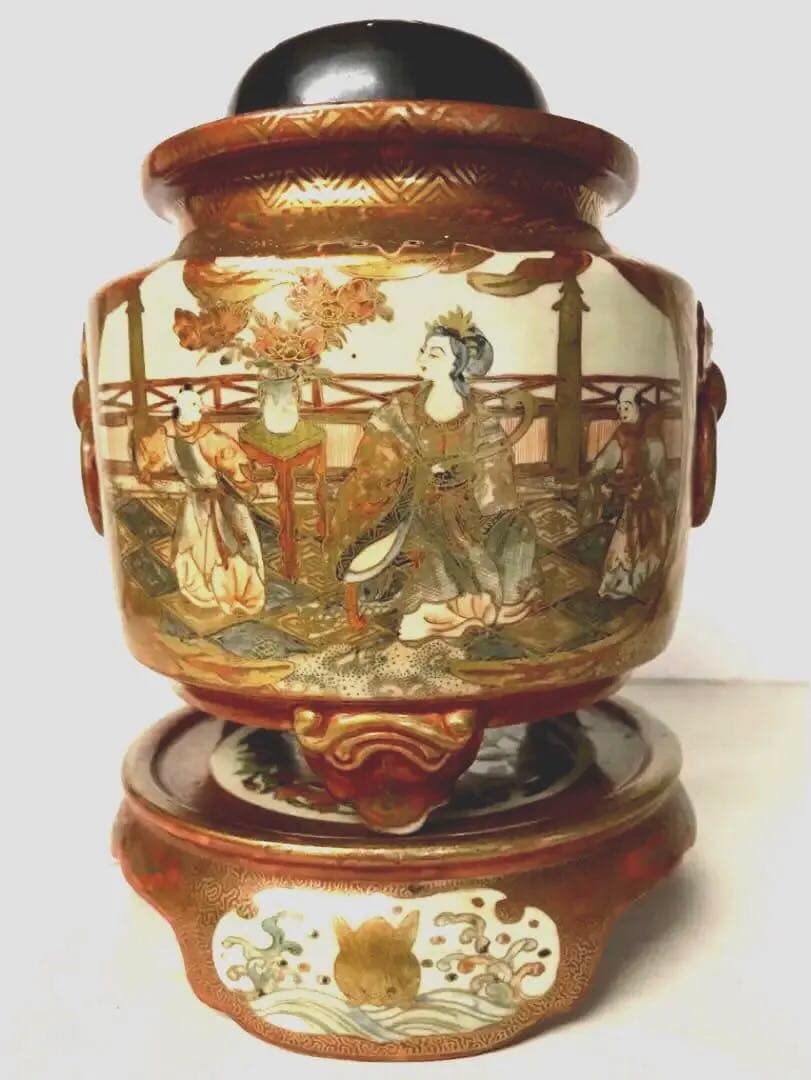 赤絵銀火屋付貴婦人図香炉(注:説明文)