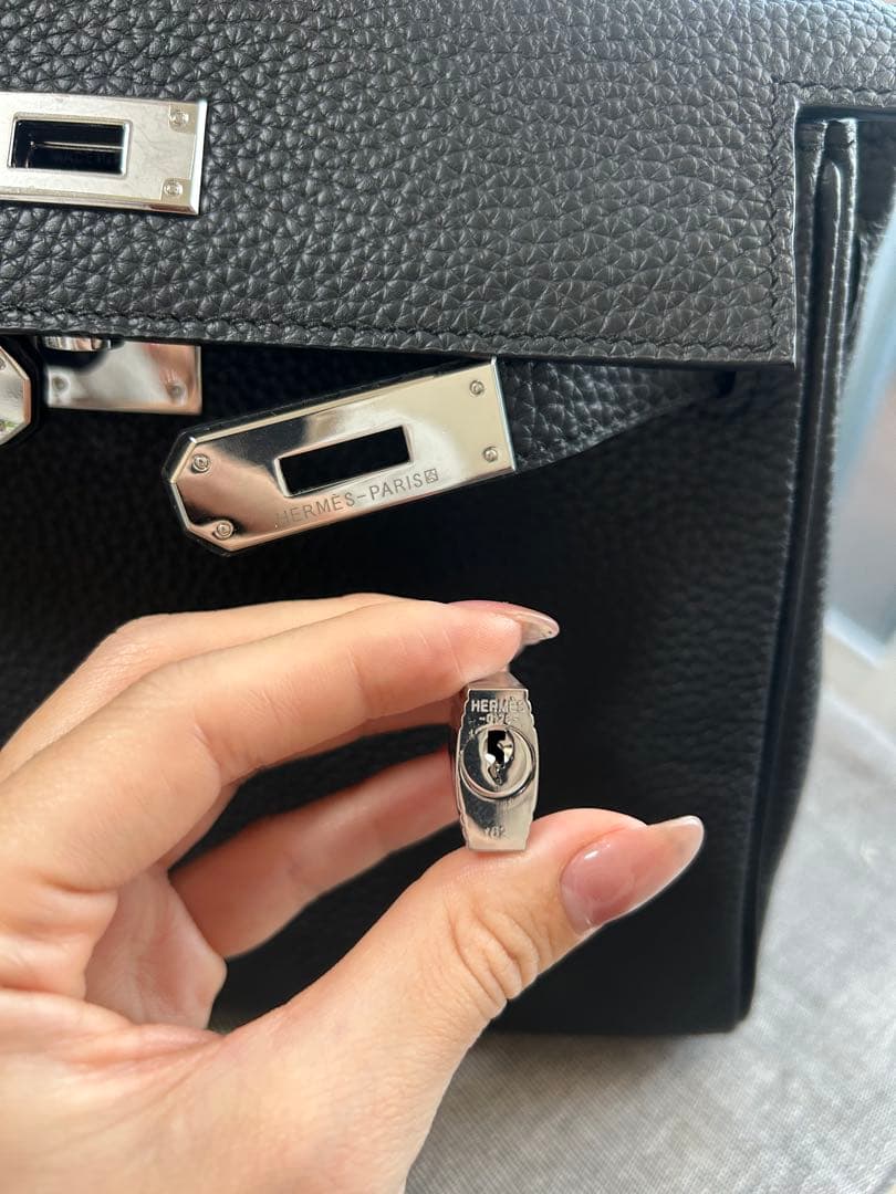 ブラックハンドバッグ