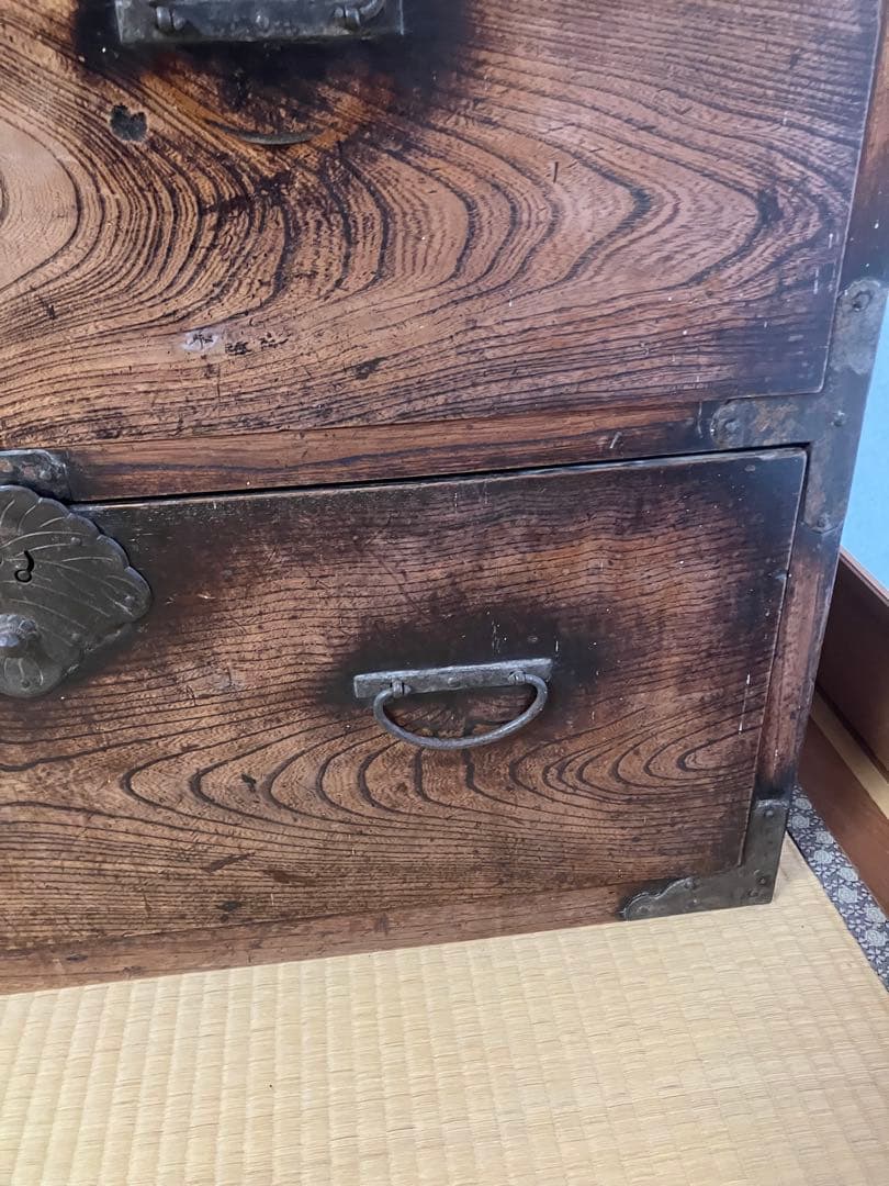 伝統的な木製タンス