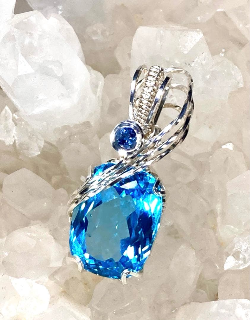 ブルートパーズ　ブルーサファイア　ペンダントトップ　ワイヤージュエリー