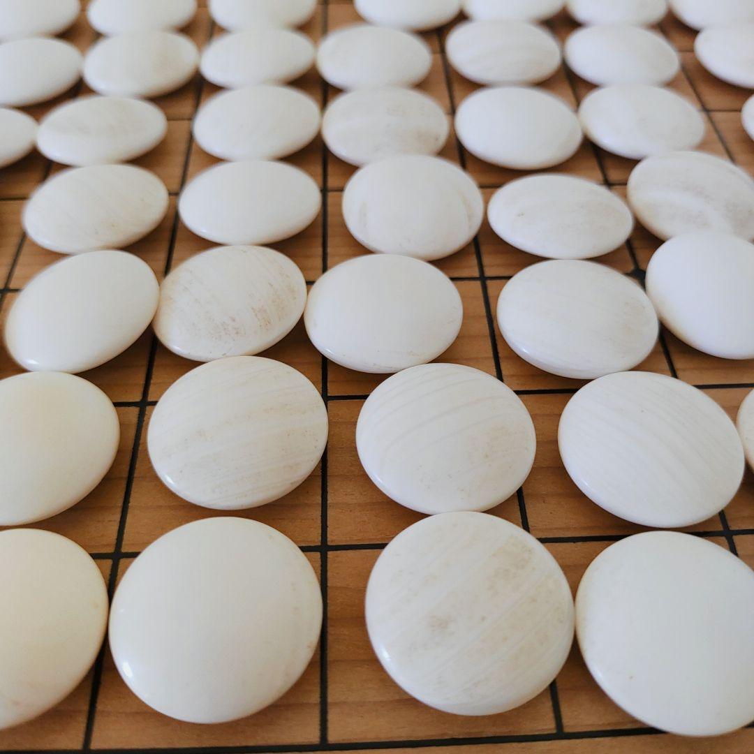 囲碁盤　柾目碁盤　へそ・足付き　厚み約5寸7分（175㎜）蛤碁石32~33号級