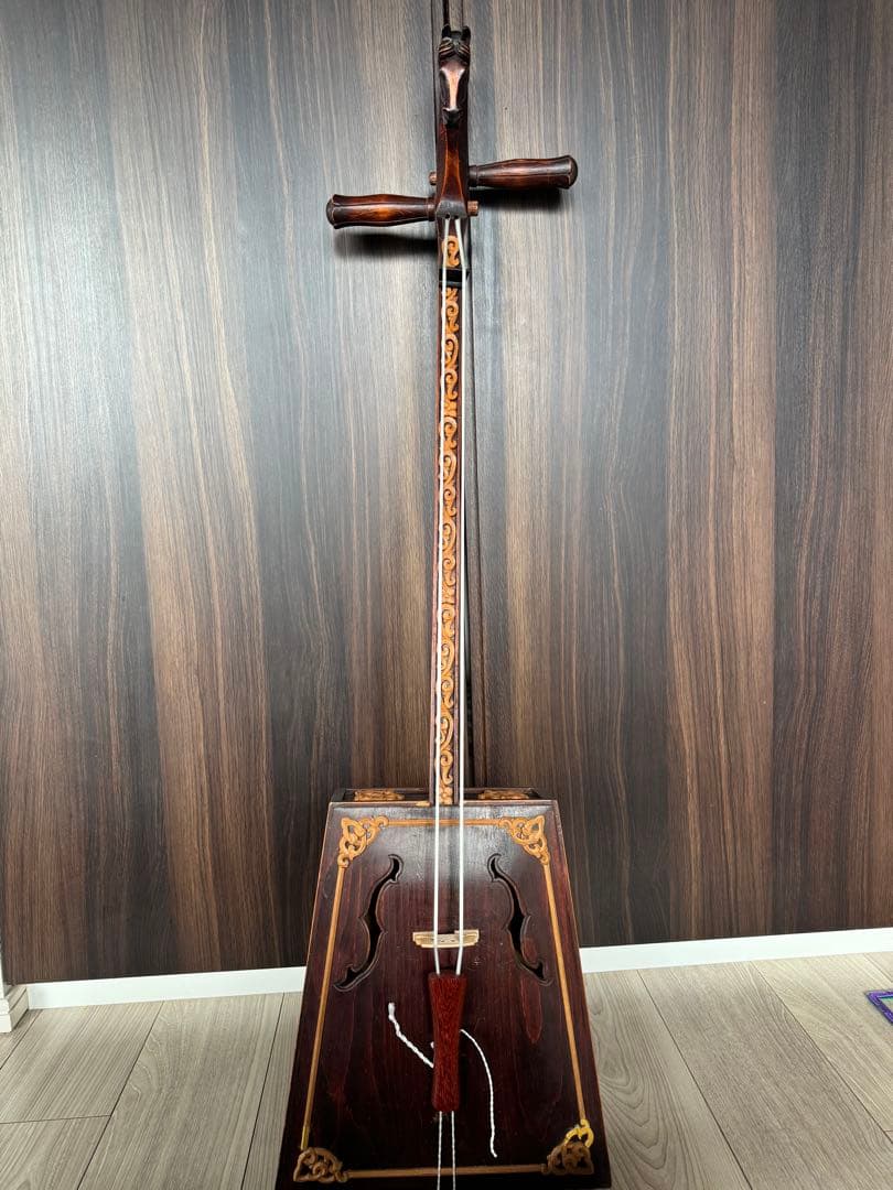 馬の頭彫刻の木製弦楽器