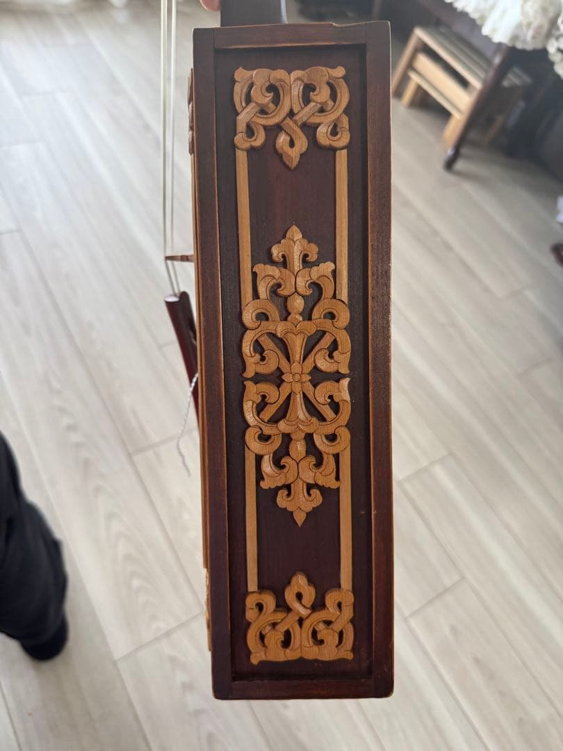 馬の頭彫刻の木製弦楽器