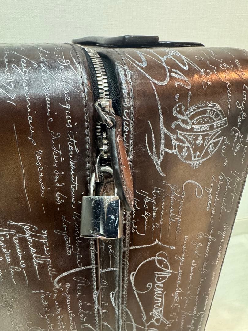 美品！ベルルッティ フルカリグラフィ 全面 シルバーパティーヌ スーツケース