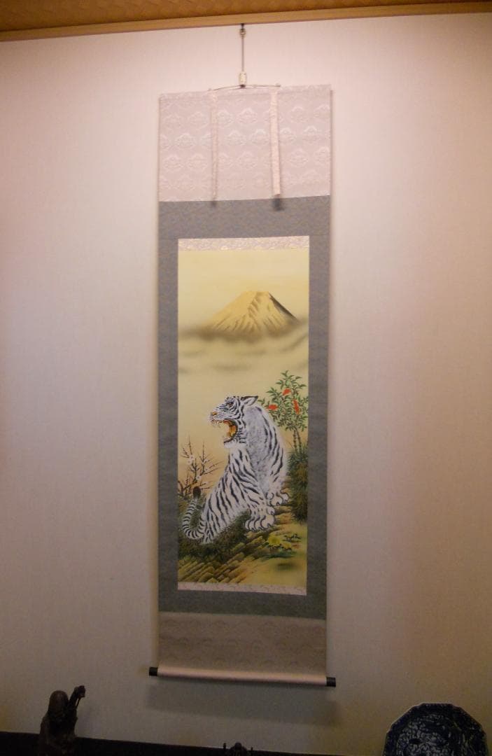 掛け軸 長谷川俊 風水白虎満福図 絹本 希少 軸装 茶道具 掛軸 美品 です。