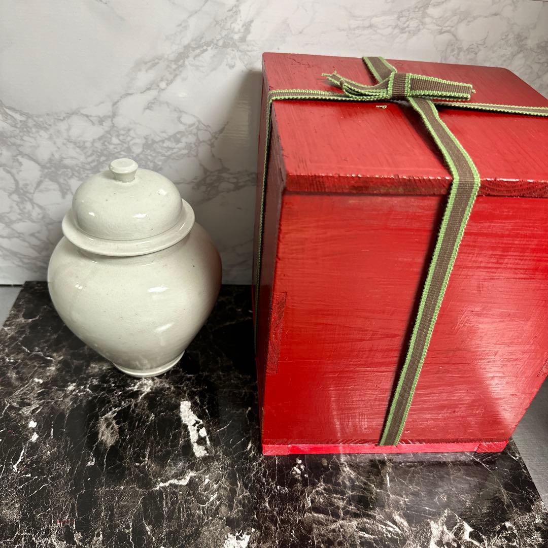 古伊万里、白磁、壺、　共葢、箱付き。