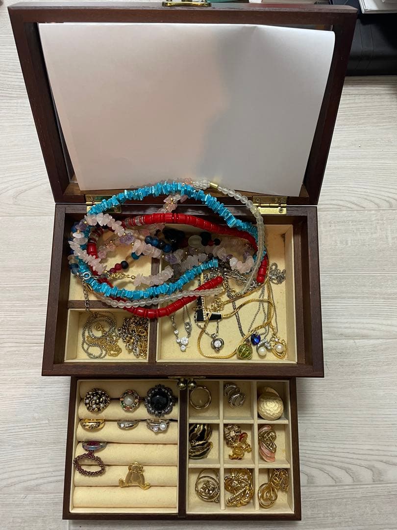 木製ジュエリーボックスと多彩なアクセサリーセット