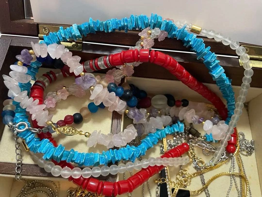 木製ジュエリーボックスと多彩なアクセサリーセット