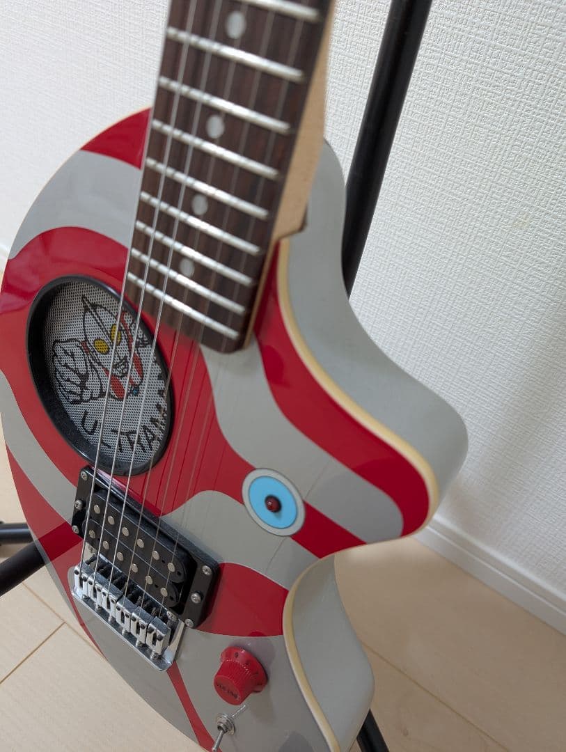 FERNANDES ZO-3 アンプ内蔵エレキギター ウルトラマン仕様