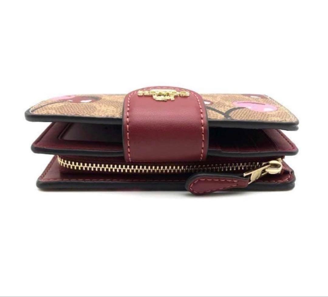 人気のcoachコーチシグネチャーチェリープリントミディアム二つ折り財布