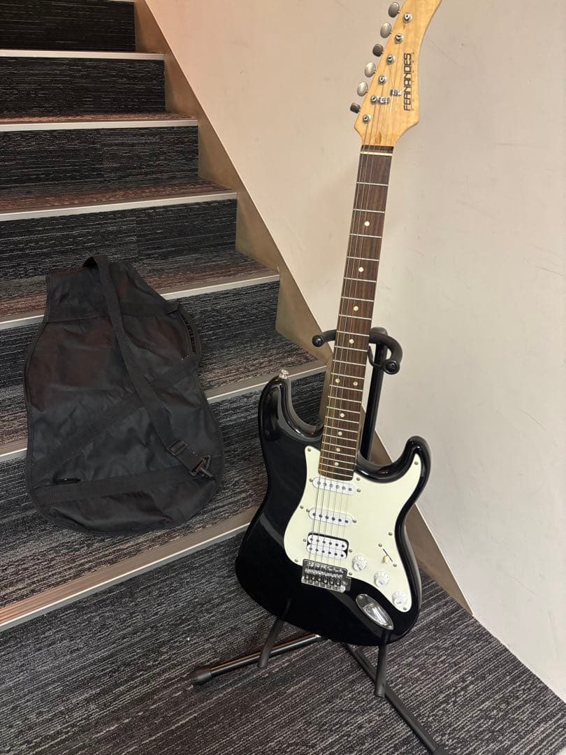 FERNANDES フェルナンデス ストラトキャスタータイプ エレキギター 黒