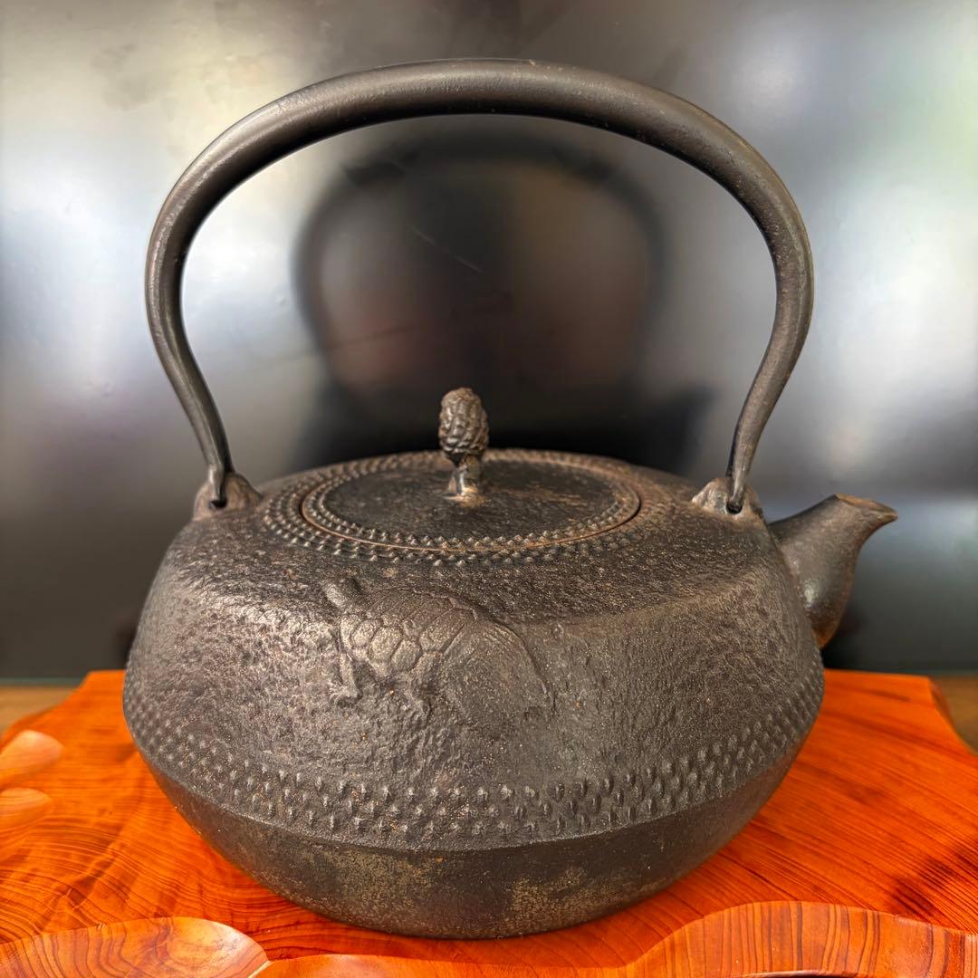 明治後期〜大正初期 鶴亀文鉄瓶 在銘小秀作 容量1.8L