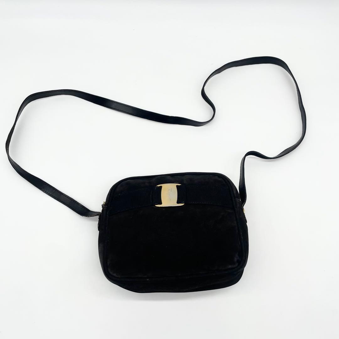 美品　サルバトーレフェラガモ　ヴァラリボン　ショルダーバッグ　ベロア　ブラック