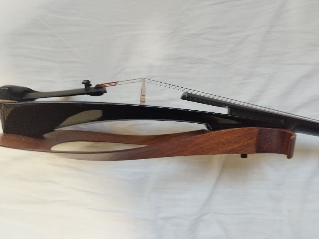 【超美品】YEV104 エレクトリックバイオリン 4弦ケース、弓と肩当てセット