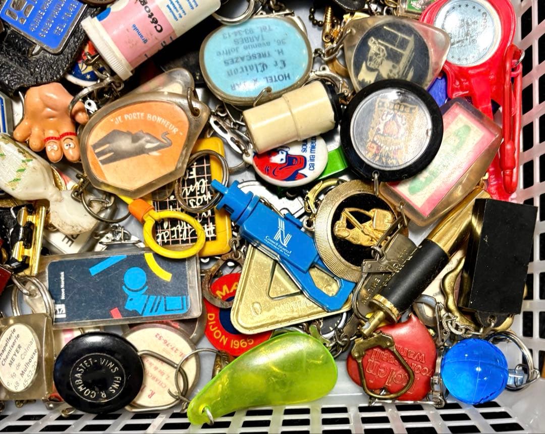 960【お得な100個!】ヴィンテージ フランス フレンチ キーホルダー