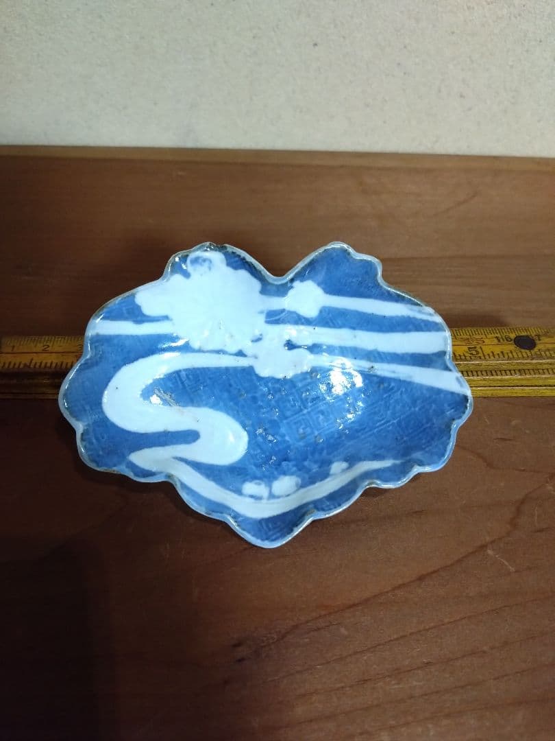 江戸前期 染付 菊流水紋 葉型小皿