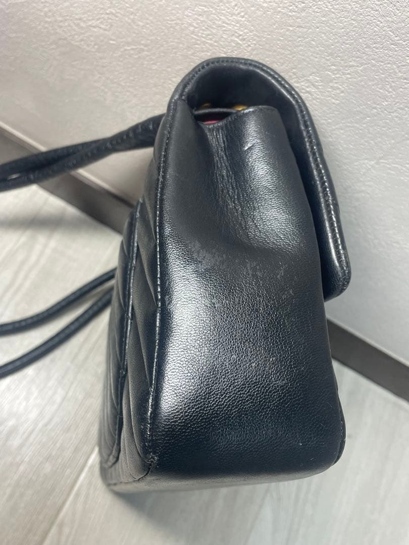 CHANELノベルティ シェブロン Vステッチ Wフラップ ショルダー