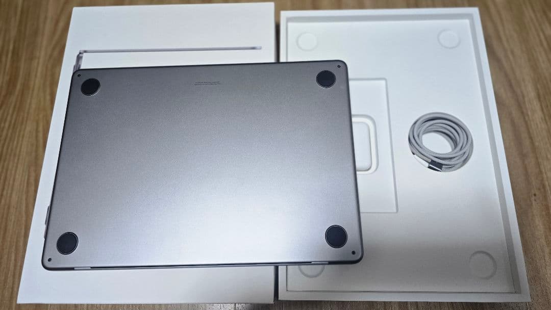 MacBook Air M2チップ　8GB 256GB