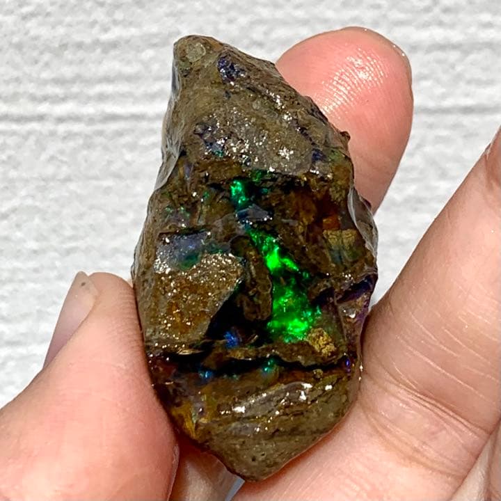 母岩の隙間に光り輝くオパール原石100ct/鉱物標本