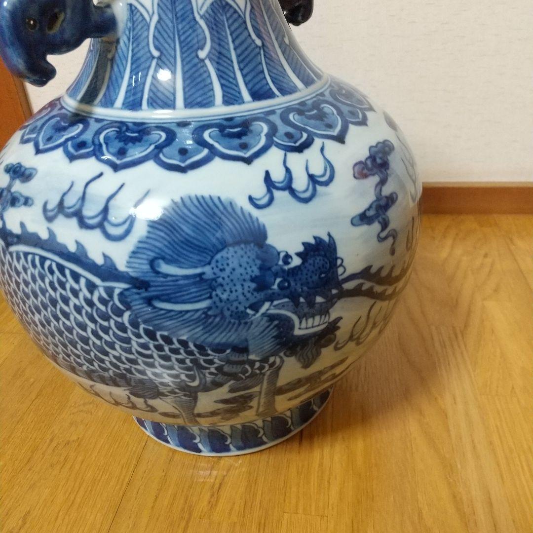 青白磁の装飾花瓶